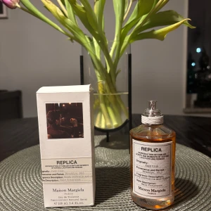 Maison Margiela Jazz Club Eau de Toilette  - Säljer en flaska Maison Margiela Jazz Club Eau de Toilette 100ml från Maison Margiela. Använd bara en gång men inte riktigt min stil så säljer den istället för billigt pris. Priset går även att diskuteras. 