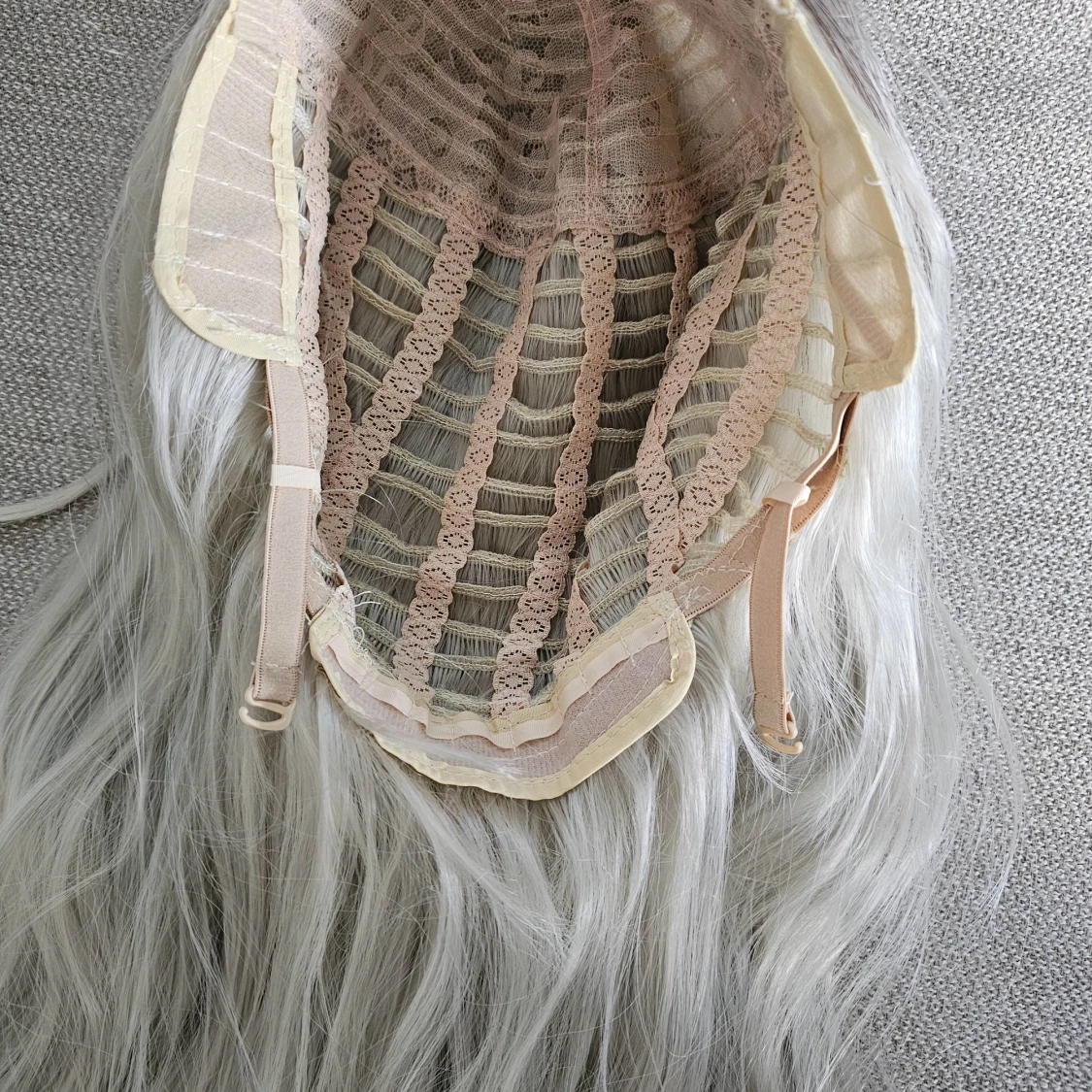 Snygg silverfärgad peruk - 91