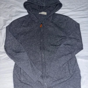 Sayless Kashmir Zip Hoodie - En riktigt bekväm och varm kashmir hoodie från Sayless. Skick:8,5/10 Inga defekter. Passar de som är 165-170