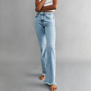 Blå jeans flare  - Snygga ljusblå jeans från Gina Tricot med medelhög midja. 