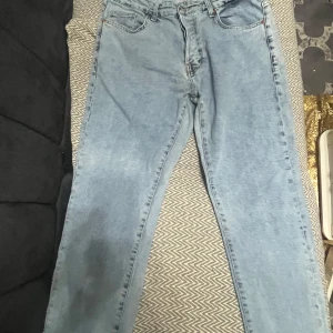  GRJ jeans - Värd 800+Säljer ett par ljusblå jeans från GRJ i modell 5101. De är tillverkade av 98% bomull och 2% elastan för en bekväm passform. Klassisk design med fem fickor och bälteshällor.