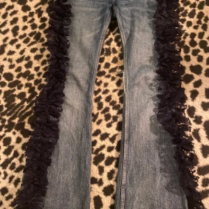 WEEKDAY - Så snygga weekday jeans med på sydd mörkblå spets på sidorna! Spetsen ser lite ojämn ut på bilderna men är inte det i verkligheten❤️