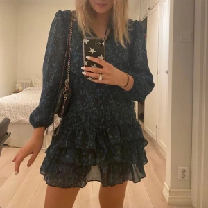 Volangklänning - Så fin klänning som inte kommer till användning 🧡🧡 lånade bilder! klänningen har ett hål i armhålan, se sista bilden!