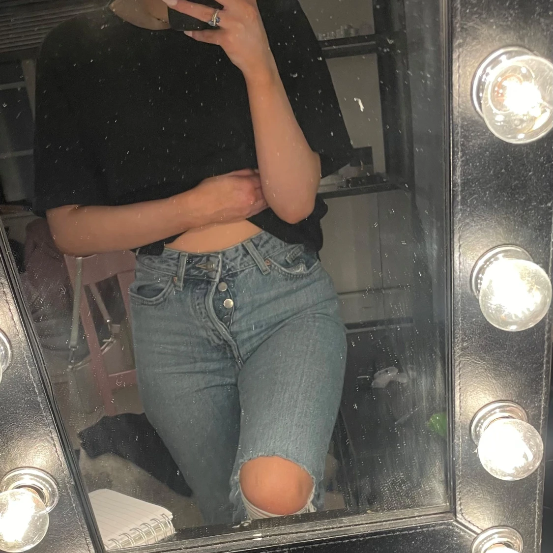 Blå jeans med slitna knän