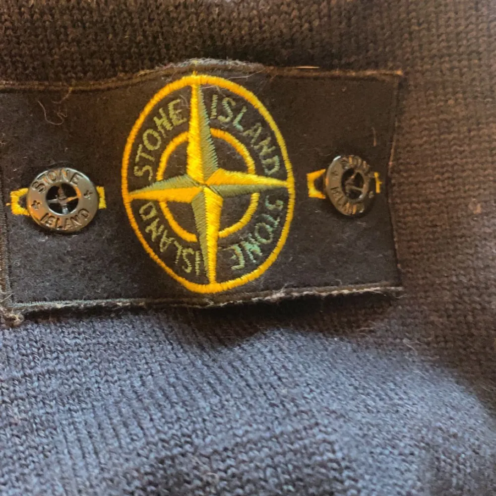 Säljer en stilren tröja från Stone Island med deras ikoniska märke på ärmen. Tröjan har långa ärmar och är perfekt för en casual look. Passar bra till både jeans och chinos. Perfekt för dig som gillar en klassisk och tidlös stil. Skicket är 10/10⭐️. Pris går att diskuteras vid snabb och smidig affär🤗. Neuletakit & Villapaidat.