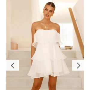 Miniklänning - Så fin klänning från det australienska märket Billy J boutique i modellen ”Monet mini dress”. Perfekt till sommaren eller studenten och säljer endast då den tyvärr var lite för lång på mig. Nypris ca 1200 med tull! Köpt här på Plick & prislappar är kvar. Storlek AU 10/M🤍