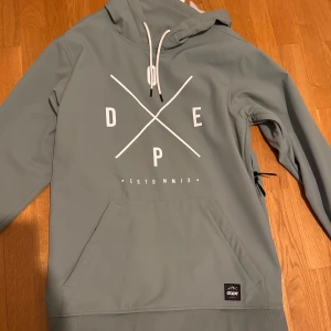 Dope Yeti Moss Green - Säljer en stilren grön hoodie från Dope med tryck på framsidan. Nypris ca 1600kr. Hoodien har en justerbar huva med dragsko och en stor magficka. Perfekt för en avslappnad stil. Köptes andrahand men användes inte efter det då jag bestämde mig för att köpa en ny. Skicket är 9/10 ser helt ny ut och är tvättat. 