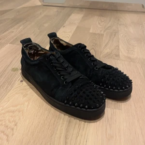 Christian Louboutin - Säljer nu ett par riktigt feta Christian Louboutin🙌🏼 Dom har feta svarta taggar som gör skorna lite extra snygga och självklart den röda sulan🔥,Skick 7/10 mockan är som den ska för de mesta men det som är största felet ser ni på både första och sista bilden men inget man känner(vet ej om dom är äkta eller inte), Men säljer billigt pga av felet vid hälen av skon, skon saknar också 3 taggar men inget man lägger märket till, hör av er vid minsta fundering🔥😁 (obs ingen box eller liknande medföljer)😃