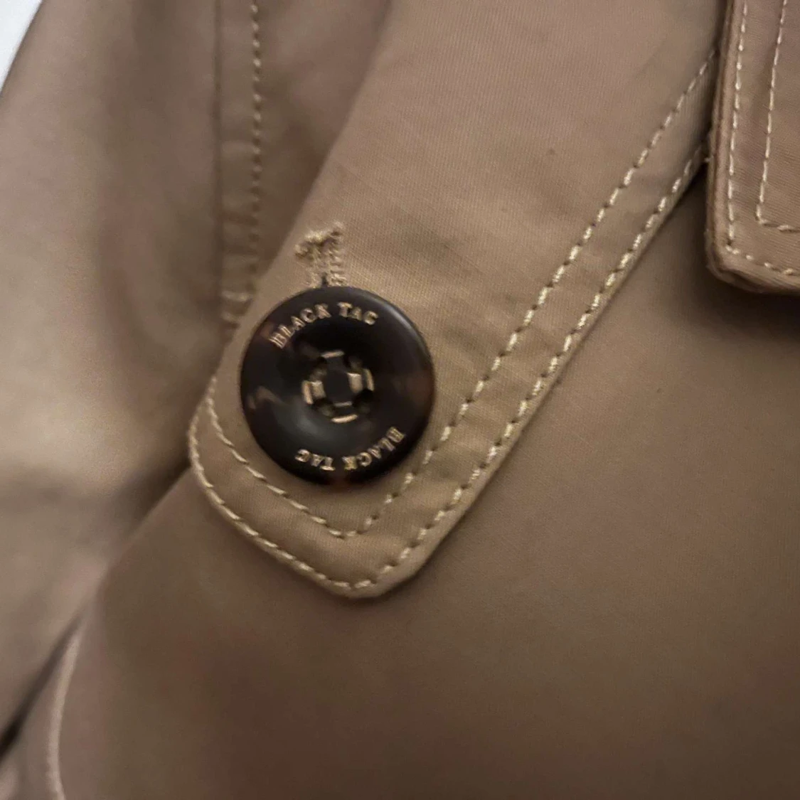 Beige trenchcoat från Black Tag - 92