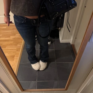 Mörkblå jeans - Snygga mörkblå jeans med normal passform och låg midja. Dom är originellt mamma jeans där av ingen gylf men inget man ser