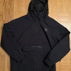 Dope anorak/jacka  - Dope anorak/jacka i storlek S. Knappt använd (2-3gånger) kan skickas samma dag. Pris kan diskuteras vid snabb affär.