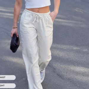 NYA lågmidjade linnebyxor fr Madlady - Lågmidjade linnebyxor modell Mel Light Beige. Storlek XS längd regular. Storleksguide finns på madlady.se Endast testade så absolut nyskick. Ord nypris 599 kr