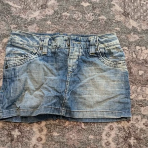 Mini skirtl från Only - Säljer en snygg jeanskjol från Only i klassisk blå denim. Kjolen har en kort längd med femficksdesign och bälteshällor. Perfekt för en avslappnad stil. 🦋