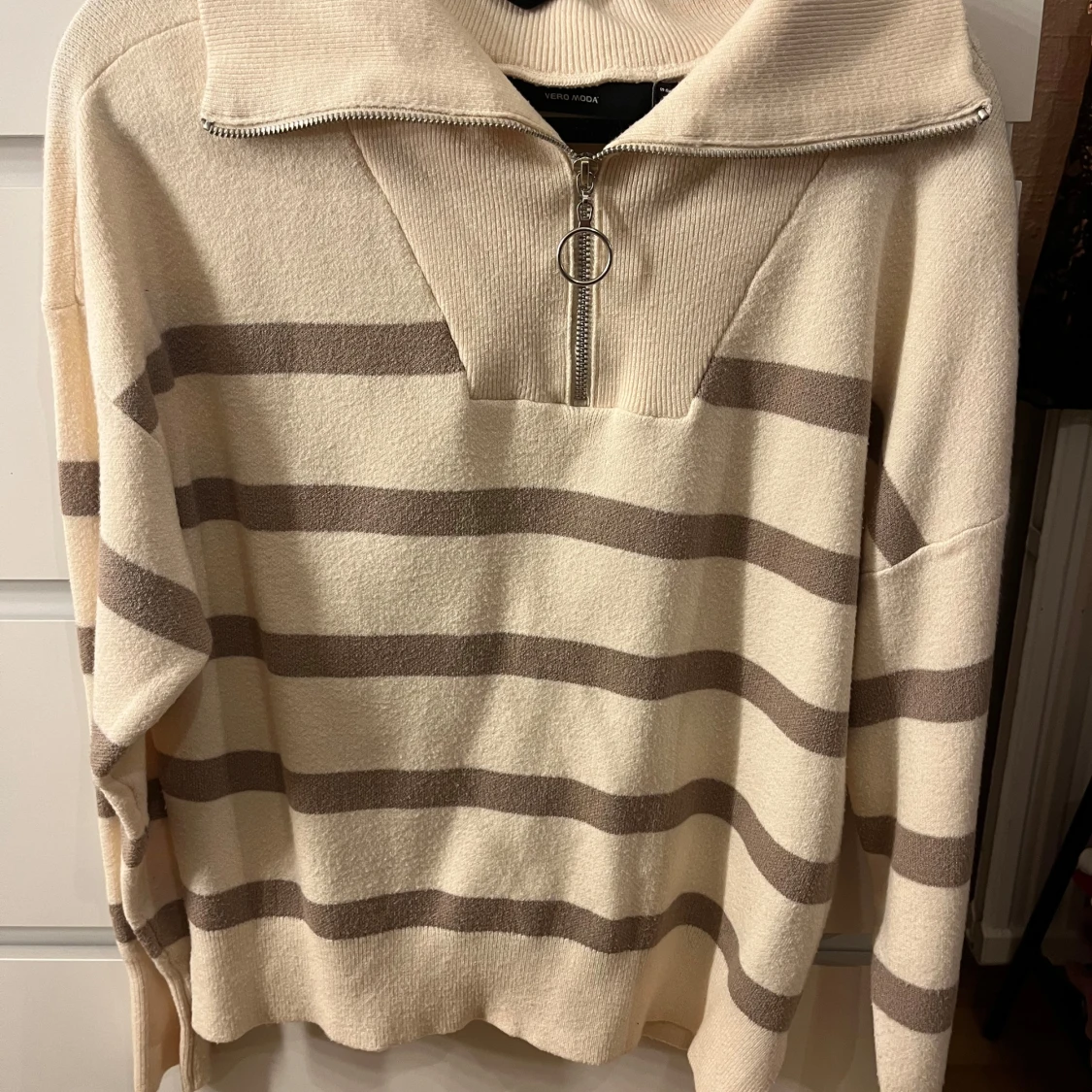 Beige och brun randig tröja med dragkedja