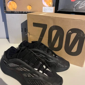 Yeezy 700 v3 - Yeezy 700 V3 Glow strl 44 i grymt skick, 9/10. Allt OG medföljer - Självfallet äkta. Skorna är liten modell så passar 43. DM vid fler frågor/bilder‼️