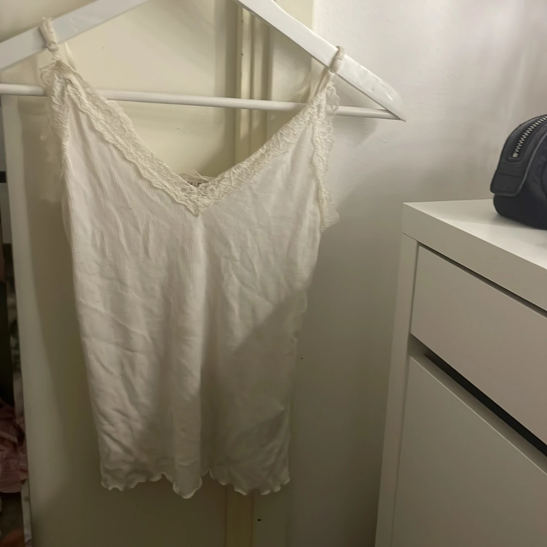 Vit linne med spetsdetaljer