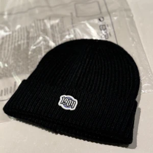 Helt ny mössa IFK Göteborg Blåvitt 1904 - IFK Göteborg mössa med ”1904”-loggan. Såldes på premiärträningen i januari i år, men tyvärr blev det fel färg (sonen skulle haft en vit mössa).