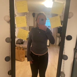 Blå topp med scrunch - Säljer denna fina toppen från Gina tricot. Tröjan har scrunch i sidorna (se bild 2 och 5) samt slit i båda ärmarna. Kragen är ganska hög men går inte upp på halsen. På grund av rynkningen i sidorna får tröjan en väldigt fin form. Jag har bär för det mesta storlek M, men denna topp är i storlek L