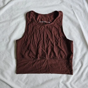 Brun crop-top - Ett brunt croppat linne från Stockh LM. Skick efter bilder.