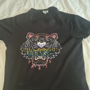 Svart kenzo t-shirt - Säljer nu min svarta kenzo t-shirt då jag inte använder den längre! Den är använd 2-4 gånger där av priset!