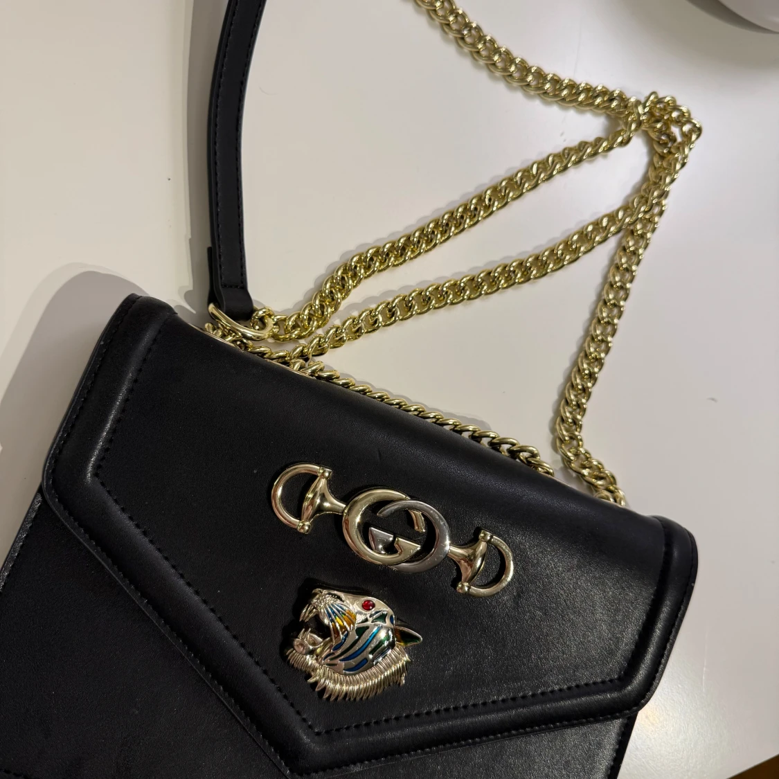 Svart axelväska ” INTE DEN RIKTIGA ” - 90