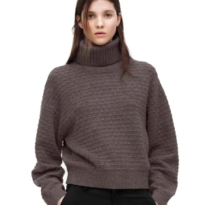 Grå polotröja från Filippa K - Säljer en stilren grå polotröja från Filippa K. Tröjan är stickad med ett diskret mönster och har en hög ribbad polokrage. Perfekt för kyliga dagar med sin mjuka och bekväma passform. Nypris 1799kr, 100% ull. 