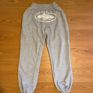 corteiz byxor - Säljer ett par gråa corteiz byxor storlek small men passar M/L beror på hur du vill att dom ska passa väldigt bekväma köpta för 2000 säljer för 1000 helt nya säljer för gillar inte hur dom sitter 