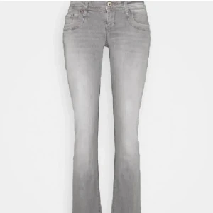 LTB bootcut jeans - Snygga grå bootcut jeans med låg midja och klassisk femficksdesign från ltb. Perfekta för en avslappnad stil med en touch av retro. Passar bra till både sneakers och klackar. Populär modell som varit slutsåld mestadels i flera år 