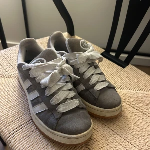 Adidas campus 00s  - Snygga grå sneakers i mocka från Adidas. Köpta i Milano för 3000kr. Skorna är använda men fortforande i ett fint skick.