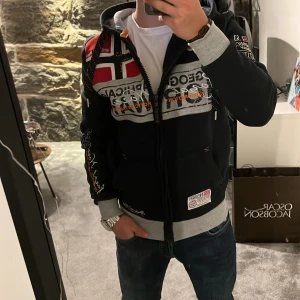 Mörkblå huvtröja från Geographical Norway S - Säljer en mörkblå huvtröja från Geographical Norway. Skick 10/10 och bara använt ett få antal gånger, säljer den för att jag rensar min garderob. Pris 550kr men går självklart att diskuteras. 