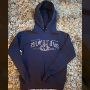 Replay hoodie - Mörkblå hoodie från Replay med snyggt tryck. Mycket bra skick, passar S/M