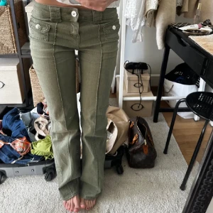 Lågmidjade byxor - Snygga gröna lågmidjade jeans från H&M. Använda fåtal gånger men lite slitage längst nere på byxorna (se bild 1,2) anars i toppen skick