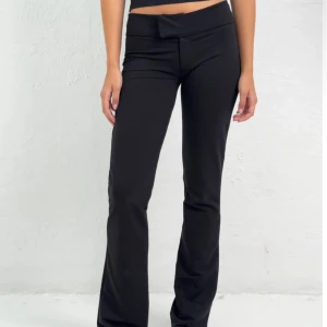 Svarta kostymbyxor  - Svarta low waist kostymbyxor knappt använda, nypris 350 stl 32 (xxs)