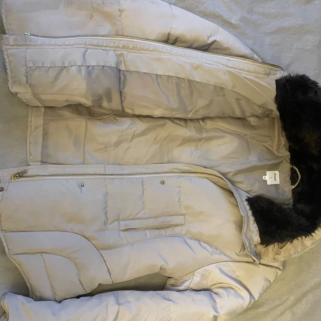 Beige pufferjacka med fuskpäls - 91