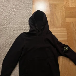 Stone island hoodie - säljer nu min mörk lila stone island hoodie då jag har tröttnat på den och knappt aldrig använt den, köptes för 2 år sedan på NK för 3800kr