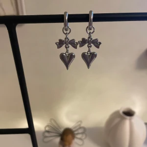 Elly Earrings  - 65Kr för ett par💞 gjorda i rostfritt stål vilket innebär att de inte tappar färg eller färgar av sig! Beställ via Plick eller Ebnorth.quickbutik.se🫶🏼 hör av er vid frågor 🤗