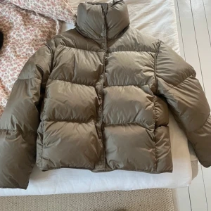 Snygg jacka - Så himla fin dunjacka från h&m premium colleciton. Den är i dun och varm grön/beige/ kaki färg (Lånade bilder) Jag köpte den av en tjej på plick, och säljer vidare då den inte kommit till användning. Den är i bra men användt skick🩷
