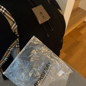 Burberry hoodie - Skriv om de är något                                                             M men passar S perfekt.                                                       Obs!!! Vid snabb affär kan priset diskuteras!!! Oanvänd!!! 