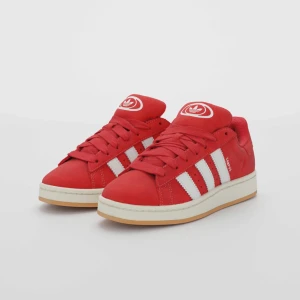 Adidas campus - Säljer mina röda adidas campus för dom inte kommer till användning , fint skick då dom är använda fåtal gånger, skriv för egna bilder❤️