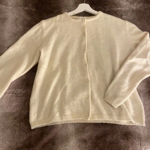 Stickad cardigan - Säljer stickad hyfsat oanvänd kofta🤍