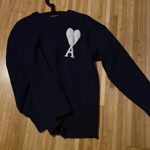 Mörkblå tröja från Ami Paris  - Säljer en riktigt fet mörkblå ami Paris tröja riktigt fet och najs tröja perfekt för många olika tillfällen 
