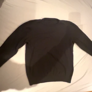 Stickad tröja från Berkeley - En snygg stickad tröja från det svenska märket Berkeley. Tröjan är helt ny och oanvänd och är i storlek M. Tröjan är av 100% Bomull.