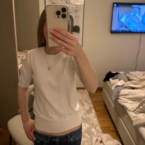 Vit kortärmad tröja - Stickad T-shirt från Zara 