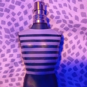 Parfymflaska från Jean Paul Gaultier - Säljer en ikonisk parfymflaska från Jean Paul Gaultier. Flaskan har en unik design och är perfekt för den som gillar stilfulla detaljer. Den rymmer 75 ml. Det är mer än halva kvar i flaskan. Perfekt för en manlig doft som vill gå lite sötare men ändå lukta manligt. Priset kan diskuteras. Skriv vid frågor. Nypris 900kr 