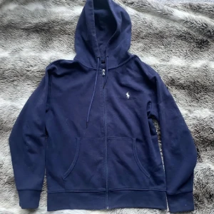 Ralph Lauren hoddie  - Säljer nu min stilrena Ralph Lauren zip hoddie i bra skick och inga defekter! Skriv för frågor och funderingar