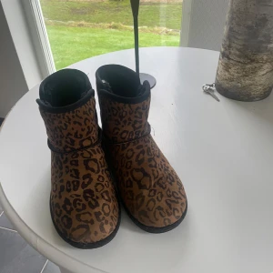 Leopardmönstrade boots - Säljer ett par snygga leopardmönstrade boots med svart sula. De har en bekväm passform och är perfekta för att ge en trendig touch till din outfit. Perfekta för höst och vinter! Använda en säsong!
