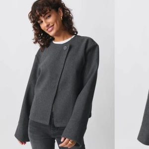 One button coat - Helt slutsåld kappa från Gina! Jättebra skick bara använd en gång❤️