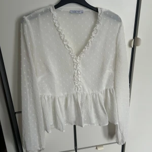 Vit blus - Vit blus, meshtyg, mer genomskinlig baktill än framtill 