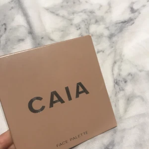 Face Palette från CAIA - Säljer en CAIA Face Palette i nyansen 'Classy Summer' för ljus till medium hudton. Paletten innehåller contour, bronzer, rouge och highlighter. Perfekt för att skapa en fräsch och somrig look. Kompakt design med spegel för enkel applicering🥰🥰