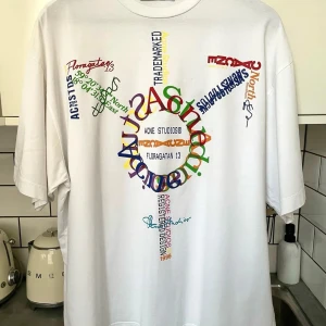 Vit t-shirt från Acne Studios [S] - Säljer en vit t-shirt från Acne Studios med ett färgglatt grafiskt tryck på framsidan. T-shirten är kortärmad och tillverkad i 100% bomull. Perfekt för en stilren och modern look. Små märken på framsidan, se bilder + allmänt slitage. I gott skick överlag!